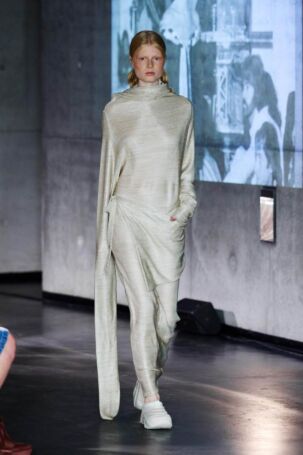 3/24 | Claudia Skoda Spring 2025 | Photo: Finnegan Koichi Godenschweger | Courtesy of Berlin Fashion Week Claudia Skoda Spring 2025 | Photo: Finnegan Koichi Godenschweger | Courtesy of Berlin Fashion Week