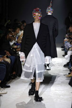 2/41 | COMME des GARÇONS HOMME PLUS Spring 2025 Menswear | Photo: NOWFASHION.com COMME des GARÇONS HOMME PLUS Spring 2025 Menswear | Photo: NOWFASHION.com