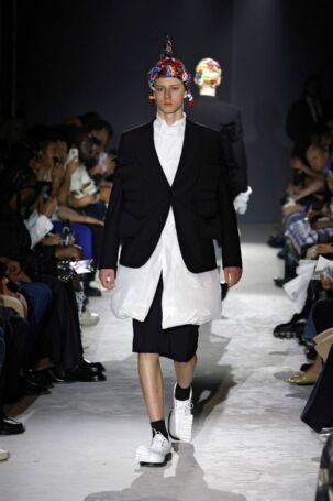 3/41 | COMME des GARÇONS HOMME PLUS Spring 2025 Menswear | Photo: NOWFASHION.com COMME des GARÇONS HOMME PLUS Spring 2025 Menswear | Photo: NOWFASHION.com