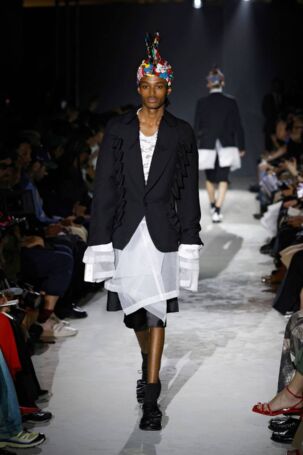 4/41 | COMME des GARÇONS HOMME PLUS Spring 2025 Menswear | Photo: NOWFASHION.com COMME des GARÇONS HOMME PLUS Spring 2025 Menswear | Photo: NOWFASHION.com