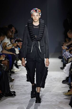5/41 | COMME des GARÇONS HOMME PLUS Spring 2025 Menswear | Photo: NOWFASHION.com COMME des GARÇONS HOMME PLUS Spring 2025 Menswear | Photo: NOWFASHION.com