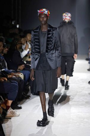 6/41 | COMME des GARÇONS HOMME PLUS Spring 2025 Menswear | Photo: NOWFASHION.com COMME des GARÇONS HOMME PLUS Spring 2025 Menswear | Photo: NOWFASHION.com