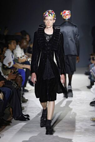 7/41 | COMME des GARÇONS HOMME PLUS Spring 2025 Menswear | Photo: NOWFASHION.com COMME des GARÇONS HOMME PLUS Spring 2025 Menswear | Photo: NOWFASHION.com