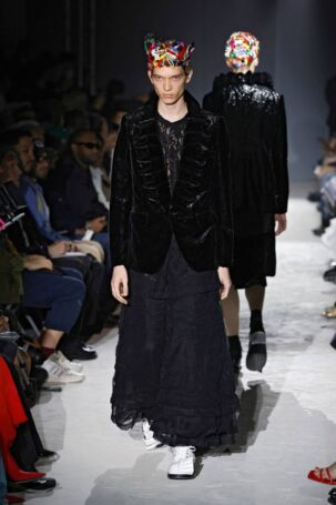 8/41 | COMME des GARÇONS HOMME PLUS Spring 2025 Menswear | Photo: NOWFASHION.com COMME des GARÇONS HOMME PLUS Spring 2025 Menswear | Photo: NOWFASHION.com