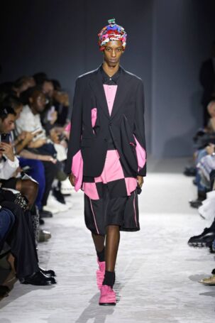 9/41 | COMME des GARÇONS HOMME PLUS Spring 2025 Menswear | Photo: NOWFASHION.com COMME des GARÇONS HOMME PLUS Spring 2025 Menswear | Photo: NOWFASHION.com