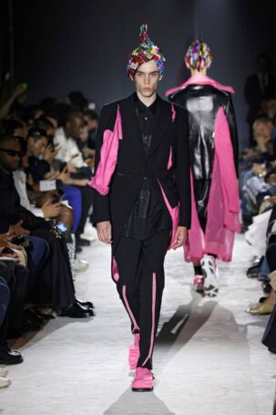 12/41 | COMME des GARÇONS HOMME PLUS Spring 2025 Menswear | Photo: NOWFASHION.com COMME des GARÇONS HOMME PLUS Spring 2025 Menswear | Photo: NOWFASHION.com