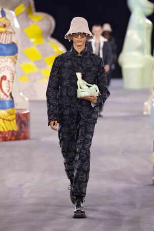 1/49 | Dior Homme Spring 2025 Menswear | Photo: NOWFASHION.com Dior Homme Spring 2025 Menswear | Photo: NOWFASHION.com