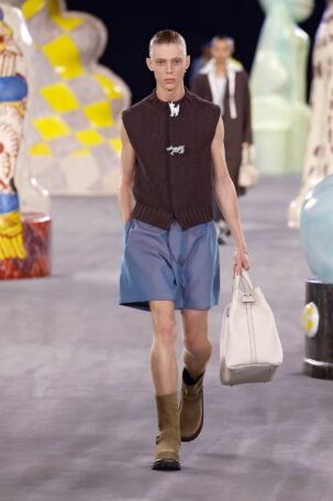 10/49 | Dior Homme Spring 2025 Menswear | Photo: NOWFASHION.com Dior Homme Spring 2025 Menswear | Photo: NOWFASHION.com