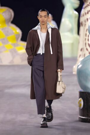 11/49 | Dior Homme Spring 2025 Menswear | Photo: NOWFASHION.com Dior Homme Spring 2025 Menswear | Photo: NOWFASHION.com