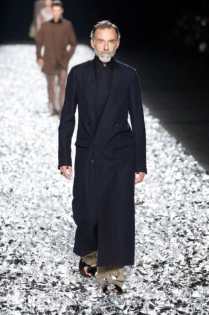 1/70 | Dries Van Noten Spring 2025 Menswear | Photo: NOWFASHION.com Dries Van Noten Spring 2025 Menswear | Photo: NOWFASHION.com