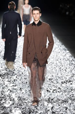 2/70 | Dries Van Noten Spring 2025 Menswear | Photo: NOWFASHION.com Dries Van Noten Spring 2025 Menswear | Photo: NOWFASHION.com