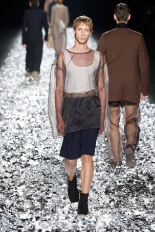 3/70 | Dries Van Noten Spring 2025 Menswear | Photo: NOWFASHION.com Dries Van Noten Spring 2025 Menswear | Photo: NOWFASHION.com