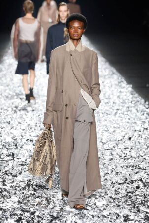 4/70 | Dries Van Noten Spring 2025 Menswear | Photo: NOWFASHION.com Dries Van Noten Spring 2025 Menswear | Photo: NOWFASHION.com