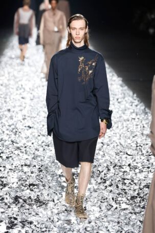 5/70 | Dries Van Noten Spring 2025 Menswear | Photo: NOWFASHION.com Dries Van Noten Spring 2025 Menswear | Photo: NOWFASHION.com