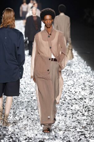 6/70 | Dries Van Noten Spring 2025 Menswear | Photo: NOWFASHION.com Dries Van Noten Spring 2025 Menswear | Photo: NOWFASHION.com
