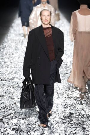 7/70 | Dries Van Noten Spring 2025 Menswear | Photo: NOWFASHION.com Dries Van Noten Spring 2025 Menswear | Photo: NOWFASHION.com