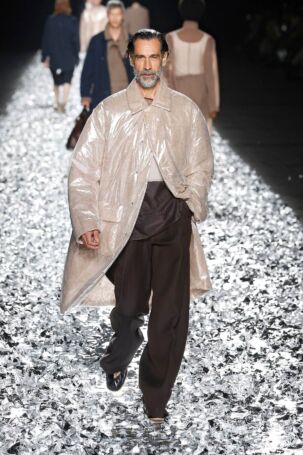 8/70 | Dries Van Noten Spring 2025 Menswear | Photo: NOWFASHION.com Dries Van Noten Spring 2025 Menswear | Photo: NOWFASHION.com