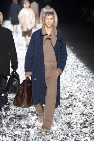 9/70 | Dries Van Noten Spring 2025 Menswear | Photo: NOWFASHION.com Dries Van Noten Spring 2025 Menswear | Photo: NOWFASHION.com