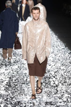 10/70 | Dries Van Noten Spring 2025 Menswear | Photo: NOWFASHION.com Dries Van Noten Spring 2025 Menswear | Photo: NOWFASHION.com