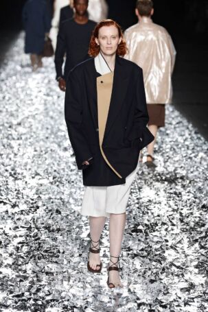 11/70 | Dries Van Noten Spring 2025 Menswear | Photo: NOWFASHION.com Dries Van Noten Spring 2025 Menswear | Photo: NOWFASHION.com