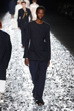12/70 | Dries Van Noten Spring 2025 Menswear | Photo: NOWFASHION.com Dries Van Noten Spring 2025 Menswear | Photo: NOWFASHION.com