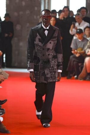 1/39 | Junya Watanabe Spring 2025 Menswear | Photo: NOWFASHION.com Junya Watanabe Spring 2025 Menswear | Photo: NOWFASHION.com
