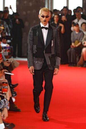 2/39 | Junya Watanabe Spring 2025 Menswear | Photo: NOWFASHION.com Junya Watanabe Spring 2025 Menswear | Photo: NOWFASHION.com