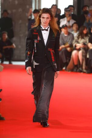 7/39 | Junya Watanabe Spring 2025 Menswear | Photo: NOWFASHION.com Junya Watanabe Spring 2025 Menswear | Photo: NOWFASHION.com