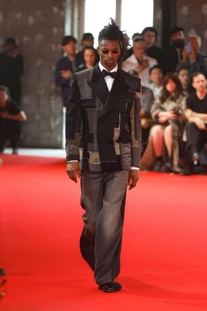 8/39 | Junya Watanabe Spring 2025 Menswear | Photo: NOWFASHION.com Junya Watanabe Spring 2025 Menswear | Photo: NOWFASHION.com