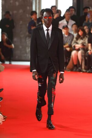 10/39 | Junya Watanabe Spring 2025 Menswear | Photo: NOWFASHION.com Junya Watanabe Spring 2025 Menswear | Photo: NOWFASHION.com