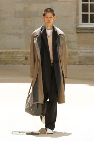 2/51 | Kolor Spring 2025 Menswear | Photo: NOWFASHION.com Kolor Spring 2025 Menswear | Photo: NOWFASHION.com