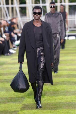 4/82 | Louis Vuitton Spring 2025 Menswear | Photo: NOWFASHION.com Louis Vuitton Spring 2025 Menswear | Photo: NOWFASHION.com