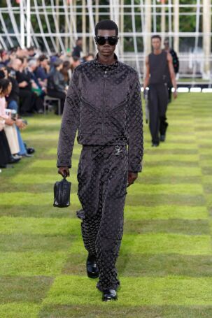 5/82 | Louis Vuitton Spring 2025 Menswear | Photo: NOWFASHION.com Louis Vuitton Spring 2025 Menswear | Photo: NOWFASHION.com