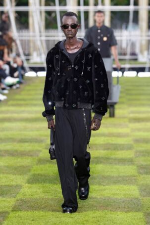7/82 | Louis Vuitton Spring 2025 Menswear | Photo: NOWFASHION.com Louis Vuitton Spring 2025 Menswear | Photo: NOWFASHION.com
