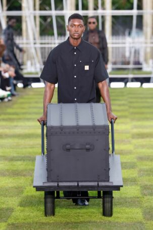 8/82 | Louis Vuitton Spring 2025 Menswear | Photo: NOWFASHION.com Louis Vuitton Spring 2025 Menswear | Photo: NOWFASHION.com
