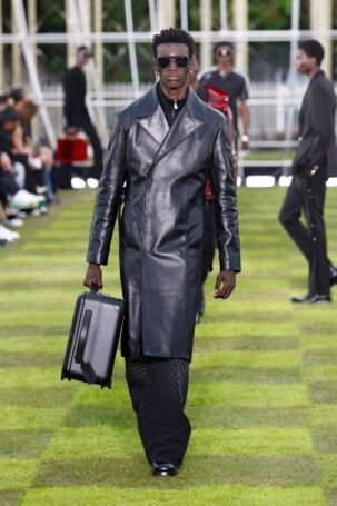 10/82 | Louis Vuitton Spring 2025 Menswear | Photo: NOWFASHION.com Louis Vuitton Spring 2025 Menswear | Photo: NOWFASHION.com