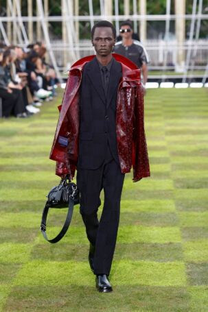 11/82 | Louis Vuitton Spring 2025 Menswear | Photo: NOWFASHION.com Louis Vuitton Spring 2025 Menswear | Photo: NOWFASHION.com