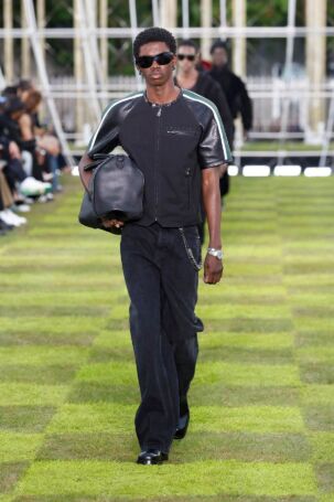 12/82 | Louis Vuitton Spring 2025 Menswear | Photo: NOWFASHION.com Louis Vuitton Spring 2025 Menswear | Photo: NOWFASHION.com
