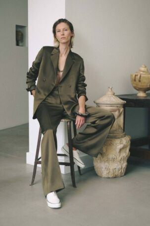 2/33 | Officine Générale Spring 2025 Menswear | Courtesy of Officine Générale Officine Générale Spring 2025 Menswear | Courtesy of Officine Générale