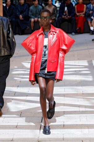 5/67 | Sacai Spring 2025 Menswear | Photo: NOWFASHION.com Sacai Spring 2025 Menswear | Photo: NOWFASHION.com