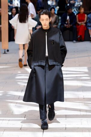 12/67 | Sacai Spring 2025 Menswear | Photo: NOWFASHION.com Sacai Spring 2025 Menswear | Photo: NOWFASHION.com