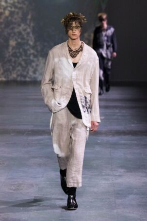 1/54 | UNDERCOVER Spring 2025 Menswear | Photo: NOWFASHION.com UNDERCOVER Spring 2025 Menswear | Photo: NOWFASHION.com