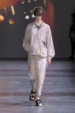 3/54 | UNDERCOVER Spring 2025 Menswear | Photo: NOWFASHION.com UNDERCOVER Spring 2025 Menswear | Photo: NOWFASHION.com