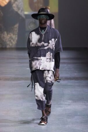 4/54 | UNDERCOVER Spring 2025 Menswear | Photo: NOWFASHION.com UNDERCOVER Spring 2025 Menswear | Photo: NOWFASHION.com