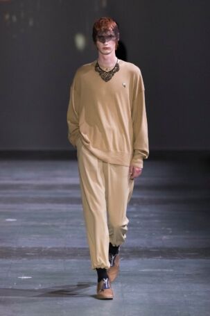 7/54 | UNDERCOVER Spring 2025 Menswear | Photo: NOWFASHION.com UNDERCOVER Spring 2025 Menswear | Photo: NOWFASHION.com