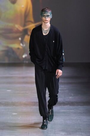 8/54 | UNDERCOVER Spring 2025 Menswear | Photo: NOWFASHION.com UNDERCOVER Spring 2025 Menswear | Photo: NOWFASHION.com