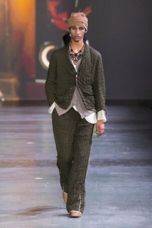 9/54 | UNDERCOVER Spring 2025 Menswear | Photo: NOWFASHION.com UNDERCOVER Spring 2025 Menswear | Photo: NOWFASHION.com