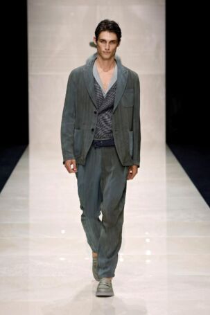 1/93 | Giorgio Armani Spring 2025 Menswear | Photo: NOWFASHION.com Giorgio Armani Spring 2025 Menswear | Photo: NOWFASHION.com
