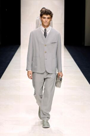 10/93 | Giorgio Armani Spring 2025 Menswear | Photo: NOWFASHION.com Giorgio Armani Spring 2025 Menswear | Photo: NOWFASHION.com