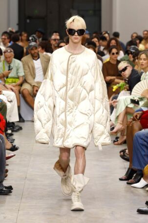 1/57 | JW Anderson Spring 2025 Menswear | Photo: NOWFASHION.com JW Anderson Spring 2025 Menswear | Photo: NOWFASHION.com